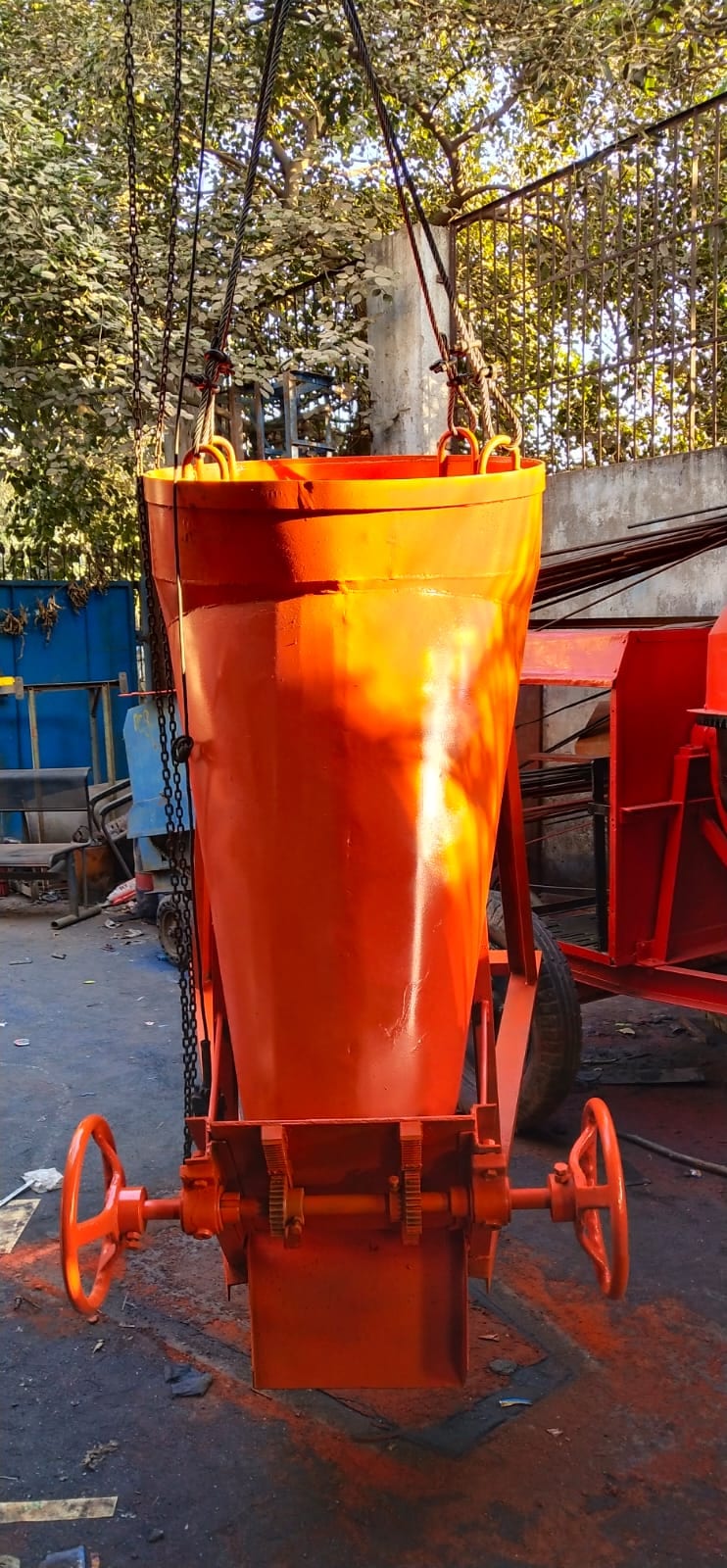 Shoe Type Formwork Concrete Bucket - Ambish Engineering Heavy Construction Machinery